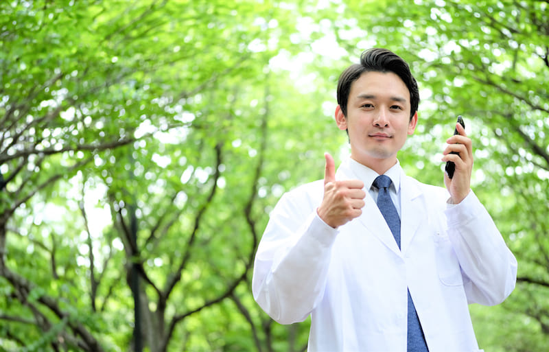 木の下に立っている男性の画像